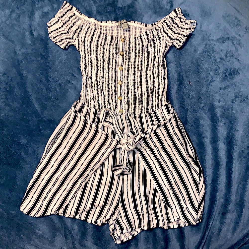 Short romper with POCKETS!